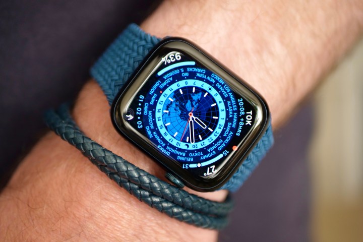 Apple Watch Series 8 takan bir kişi.