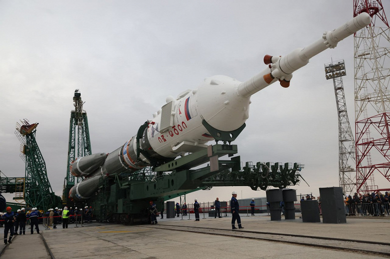 Soyuz MS-26 insanlı uzay aracını içeren Soyuz-2.1a roketi Baykonur fırlatma alanına kuruldu