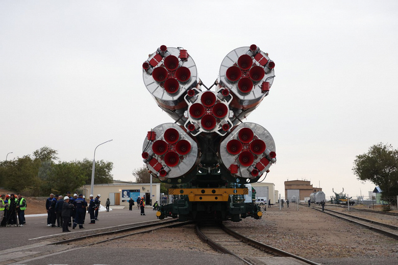 Soyuz MS-26 insanlı uzay aracını içeren Soyuz-2.1a roketi Baykonur fırlatma alanına kuruldu