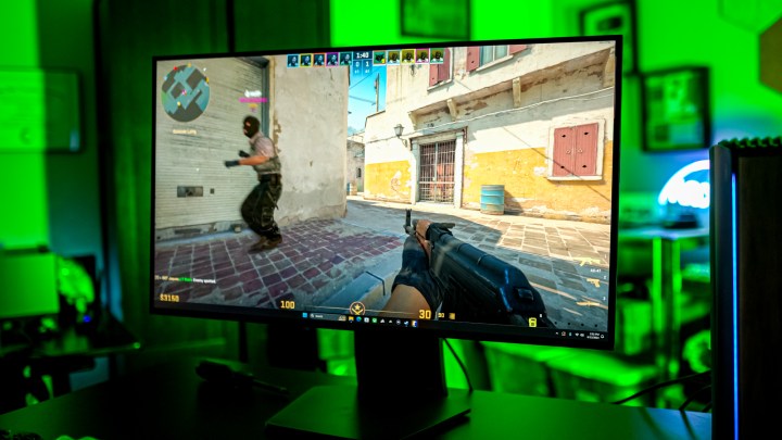 Counter-Strike 2 bir oyun monitöründe çalışıyor. 