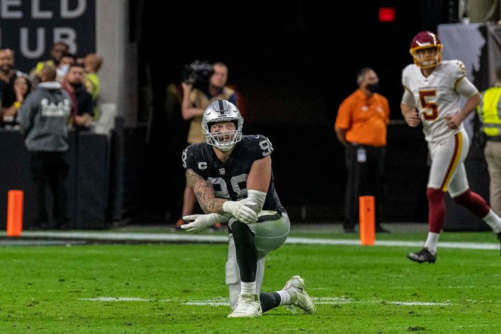 Maxx Crosby, Las Vegas Raiders'la futbol sahasında diz çöküyor.