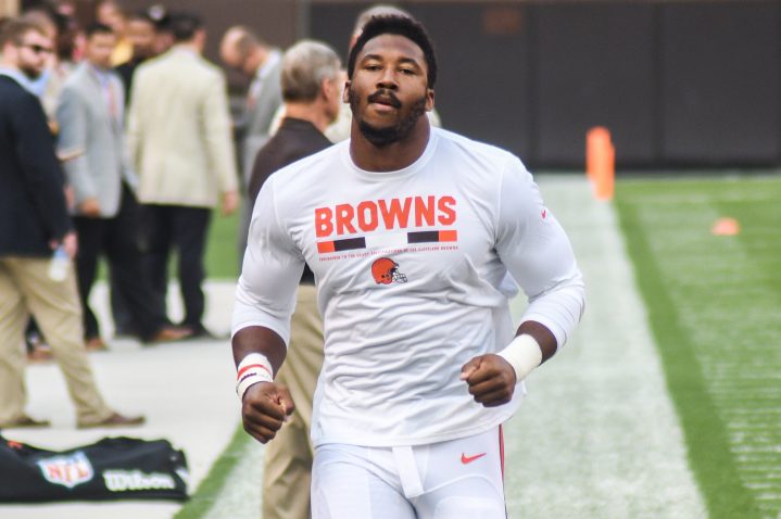 Myles Garrett Browns adına kenar çizgisinde koşuyor.