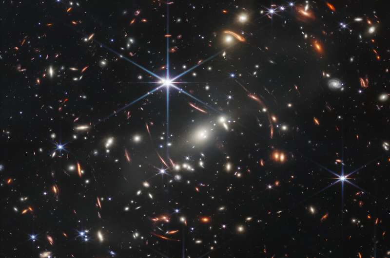 Evren sayısız galaksiyle doludur ve Webb teleskobu astronomların bazılarını incelemesine yardımcı olmuştur. Kaynak: NASA, ESA, CSA, STScI Küçük, kompakt galaksiler uzak evrende gizlenme konusunda ustadırlar; küçük kırmızı noktaların ardındaki sırları ararlar