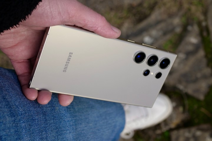 Samsung Galaxy S24 Ultra'yı tutan bir kişi.
