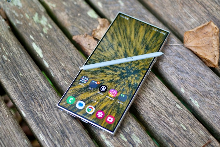 Ekranında Samsung Galaxy S24 Ultra ve S Pen kalemi.