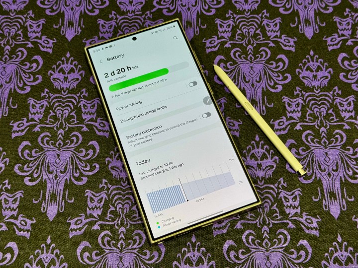 Yan tarafında pil seviyelerini gösteren S Pen bulunan Titanyum Gri Samsung Galaxy S24 Ultra.