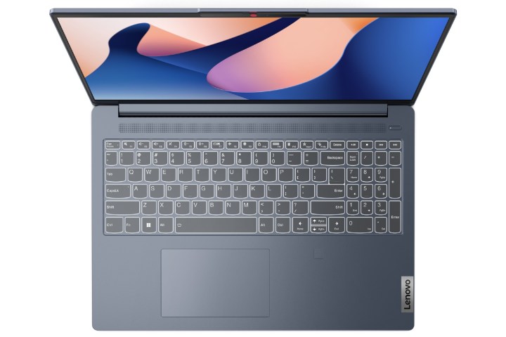 IdeaPad Slim 5i Gen 8'in beyaz arka plana sahip klavyesi.