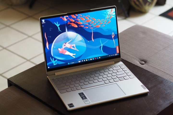 Lenovo Yoga 9i Gen 8'in ekranı ve klavye birimini gösteren önden açılı görünümü.