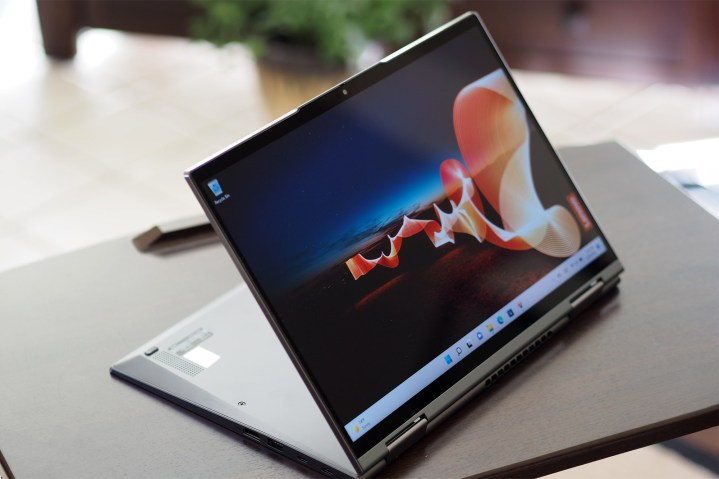 Lenovo ThinkPad X1 Yoga Gen 7'nin ekranı gösteren önden açılı görünümü.