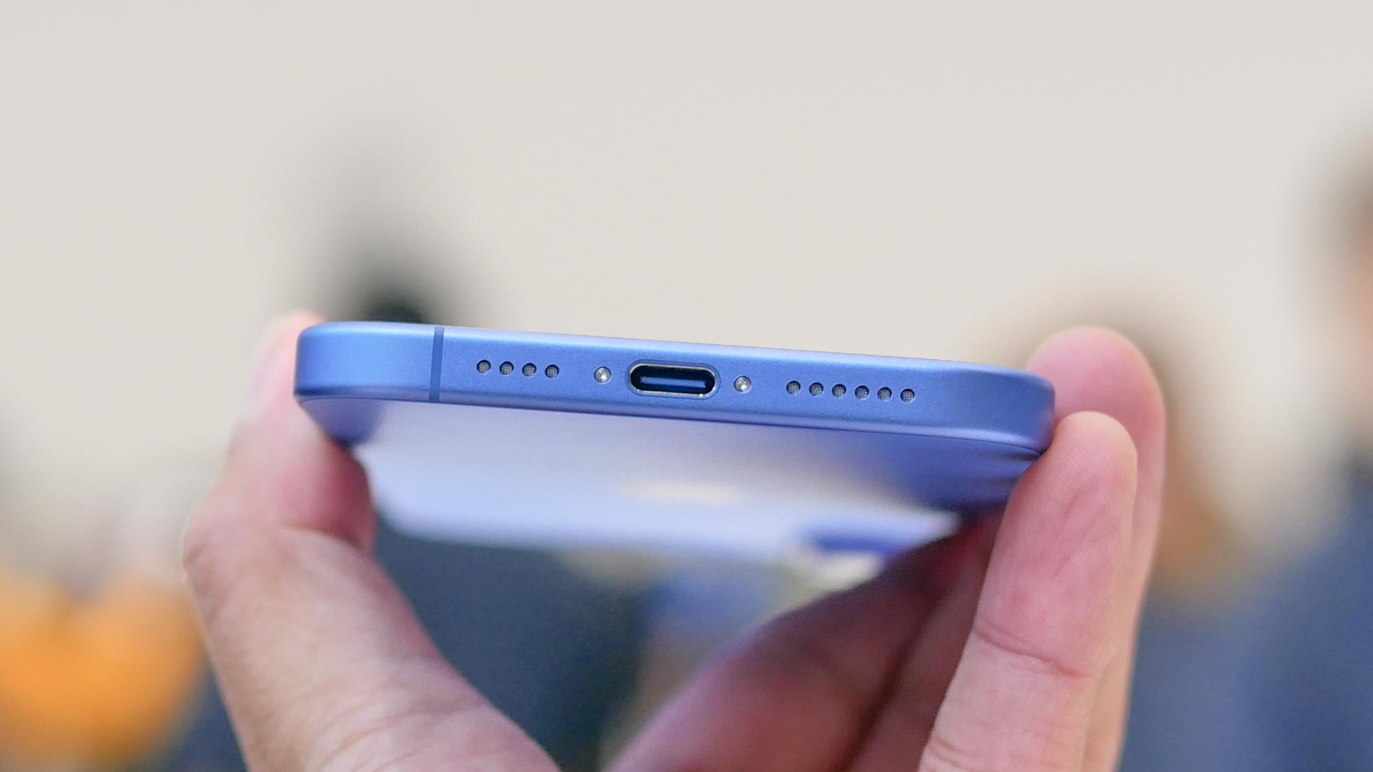 Apple iPhone 16 USB-C portu yakın çekim.