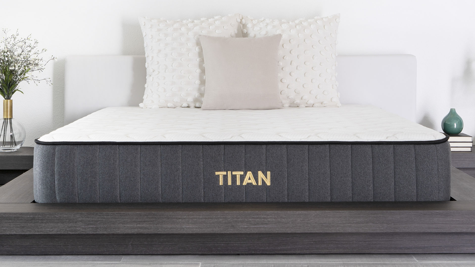 Yatak odasında Titan Plus yatak