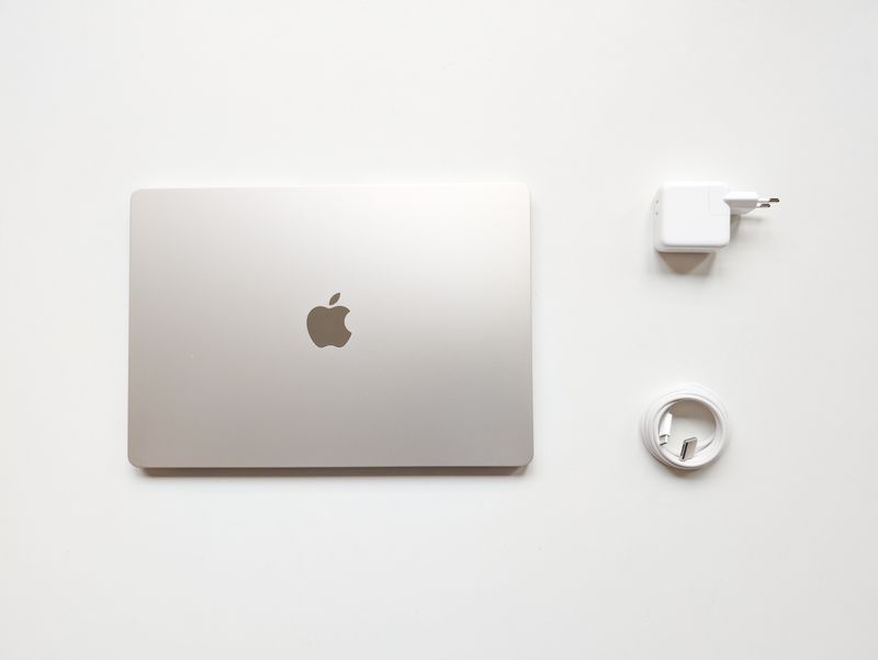 Apple MacBook Air M3 15'', şarj cihazı ve MagSafe kablosuyla birlikte, Ph. Moctar KANE.