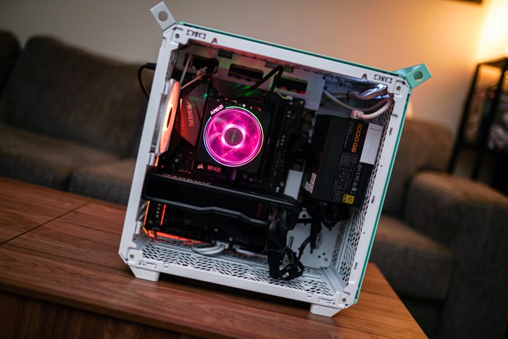 Cooler Master Qube 500'ün içi.