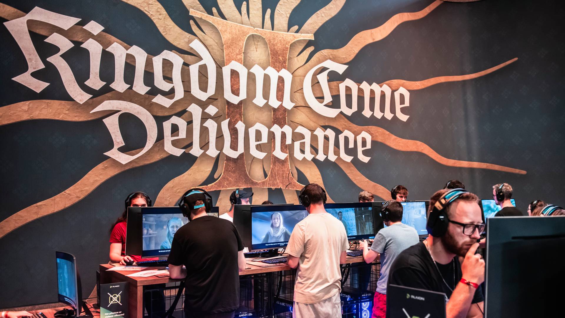 Gamescom'daki bir stantta Kingdom Come Deliverance 2 oynayan oyuncuların görüntüsü