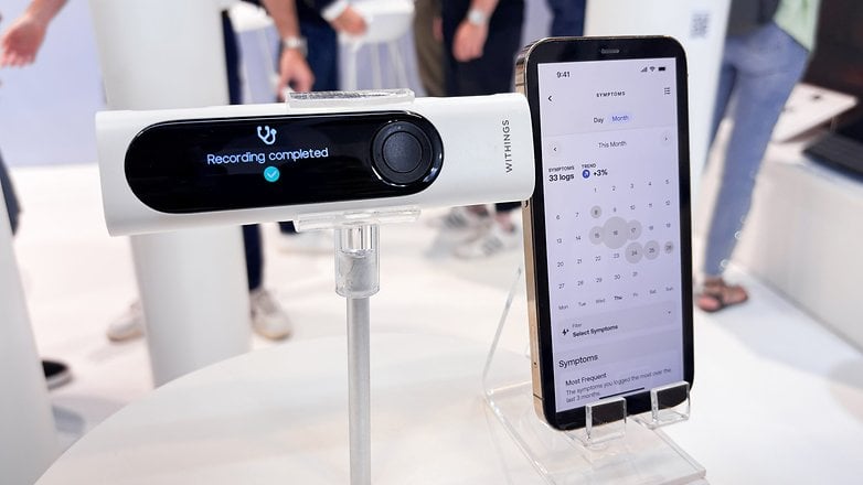 Withings BeamO, bir telefondaki uygulama arkadaşı kullanıcı arayüzünü gösteren bir telefonla yan yana