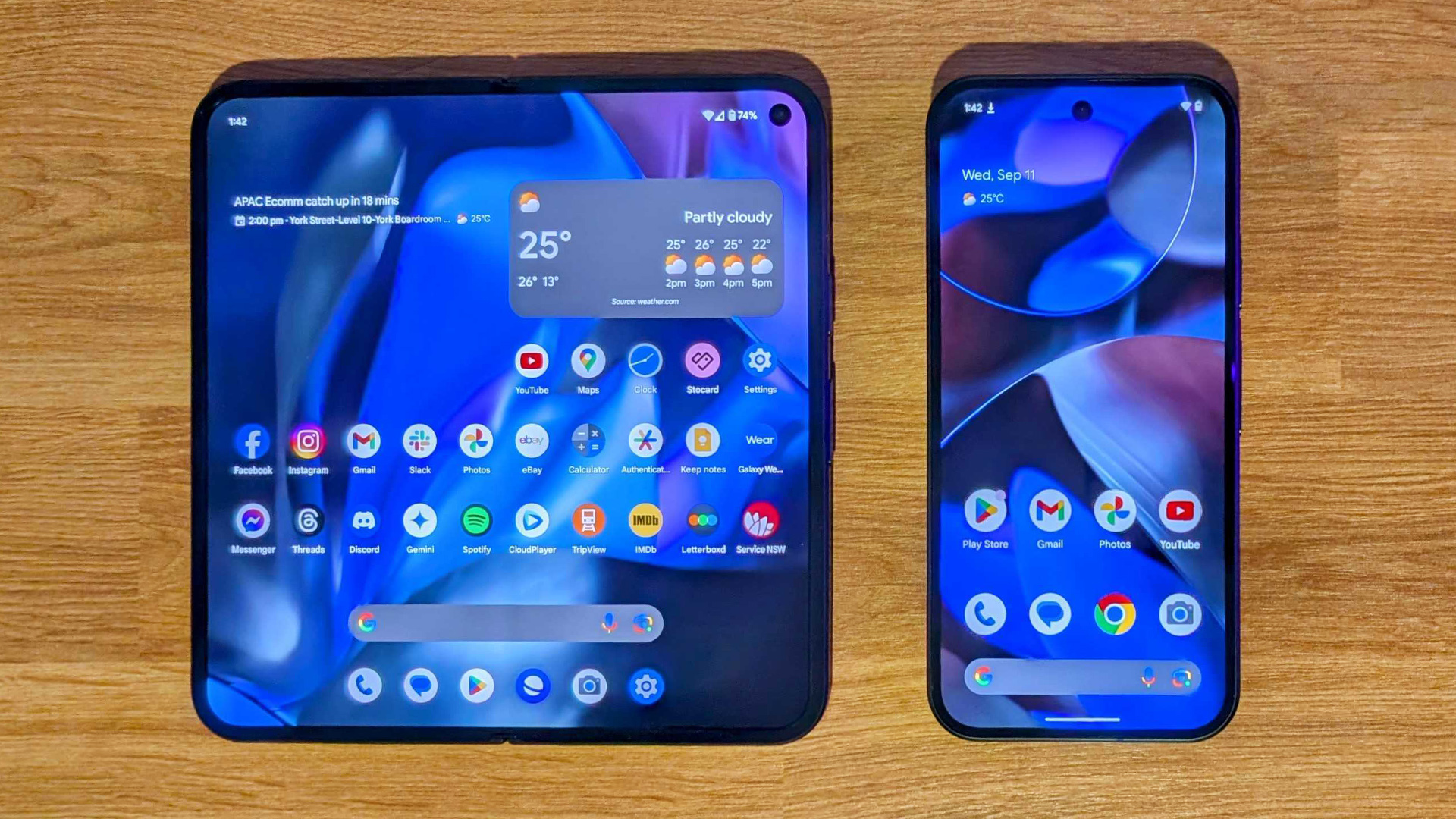 Pixel 9 Pro Fold, standart bir Pixel 9'un yanında