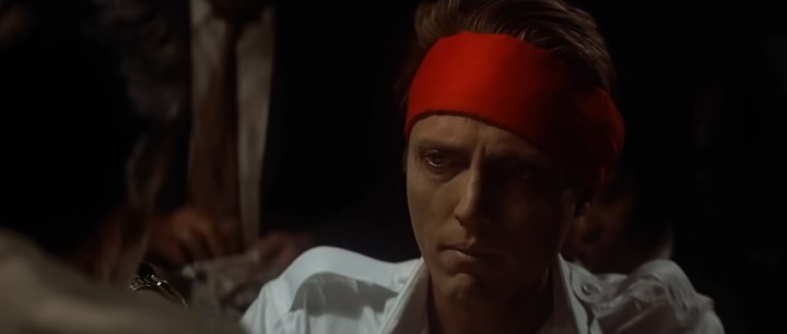 Christopher Walken "The Deer Hunter"da kırmızı kafa bandı takıyor.