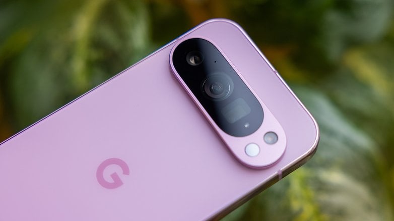 Yumuşak pembe Google Pixel 9 Pro akıllı telefonun kamera modülünü vurgulayan yakın çekimi.