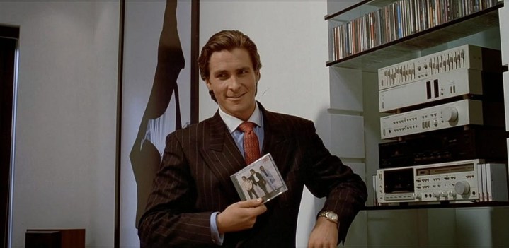 Bir adamın elinde American Psycho'nun CD'si var.