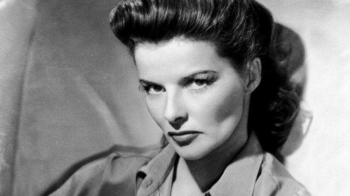 Kate Hepburn bir fotoğrafta poz veriyor.