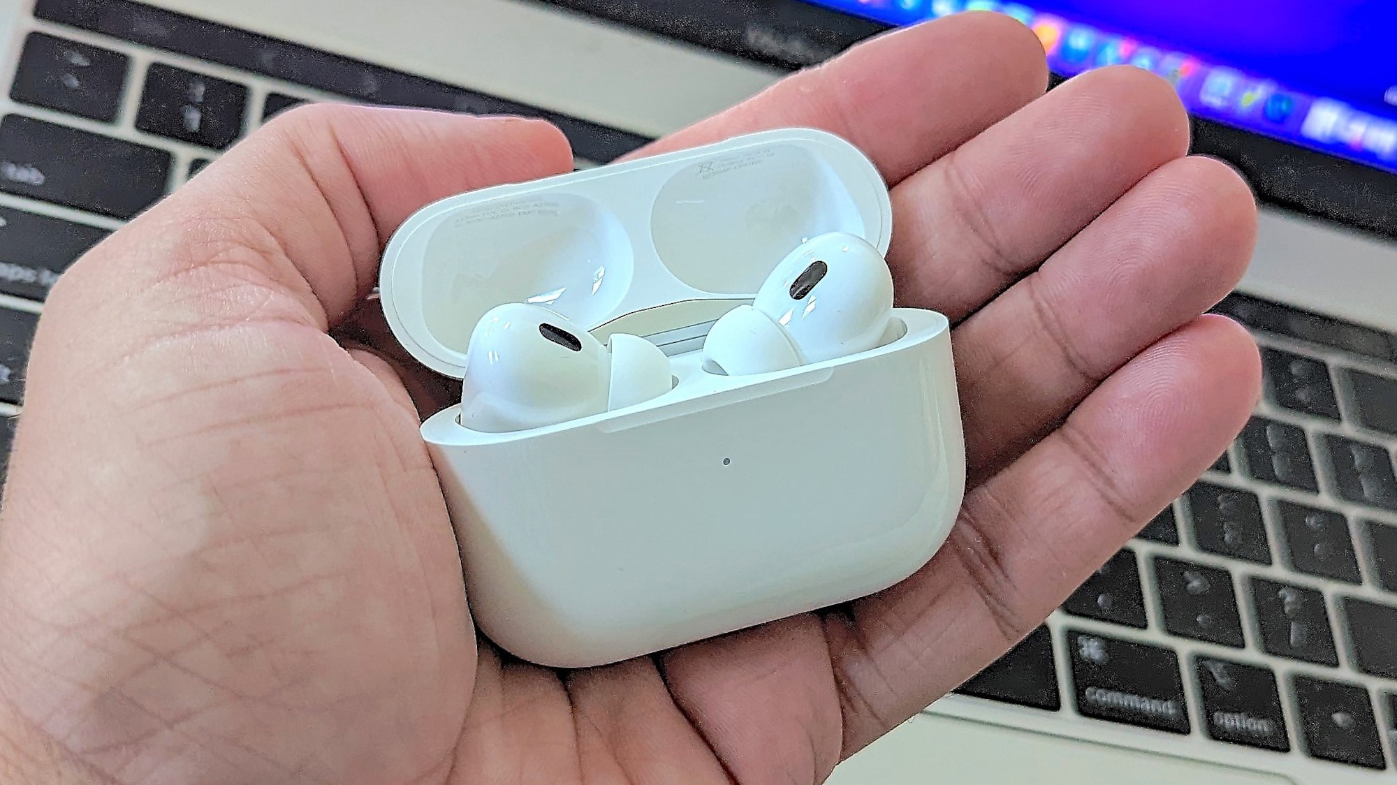 Apple AirPods Pro 2 baş elinde