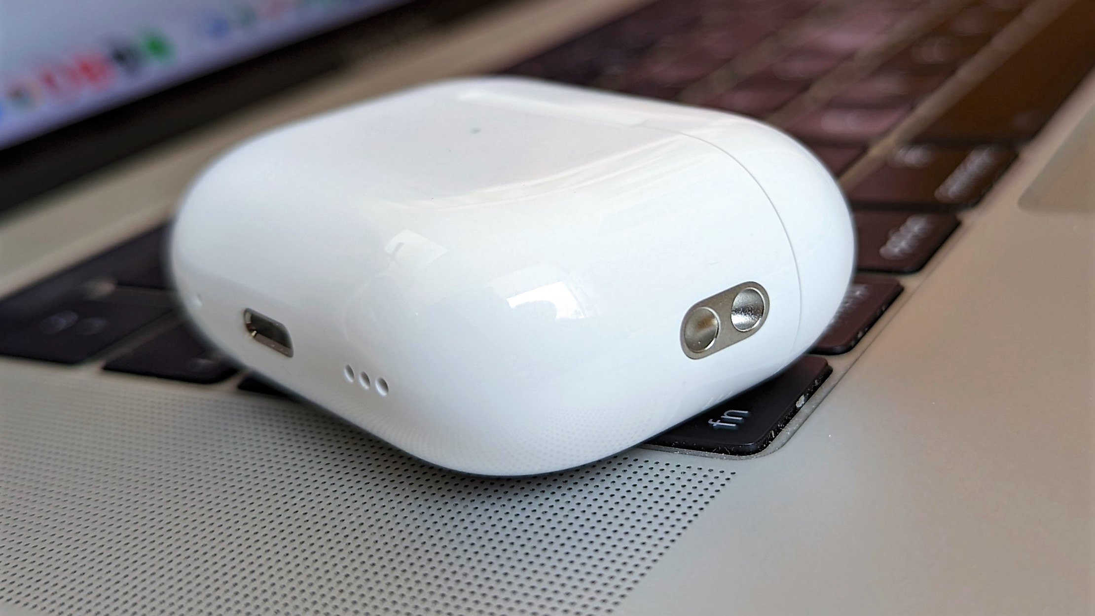 Apple AirPods Pro 2 şarj kutusu MacBook klavyesine yerleştirildi