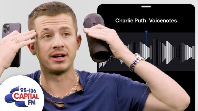 Şarkıcı Charlie Puth elinde bir iPhone ve mikrofon tutuyor.