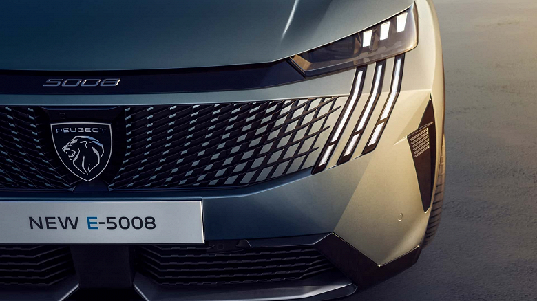 Yeni Peugeot 5008 ve E-5008 tanıtıldı