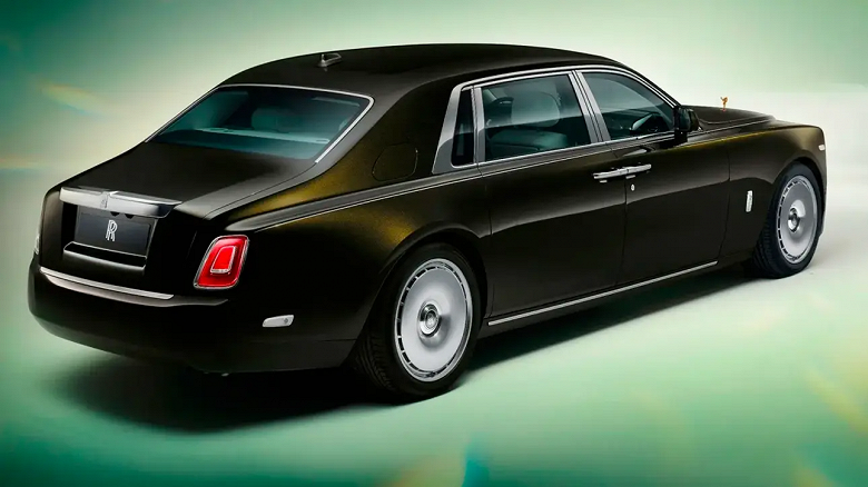 Rolls-Royce Phantom Long Extended Rusya'ya getirildi: geçen yıldan bu yana fiyat 10 milyon ruble düştü