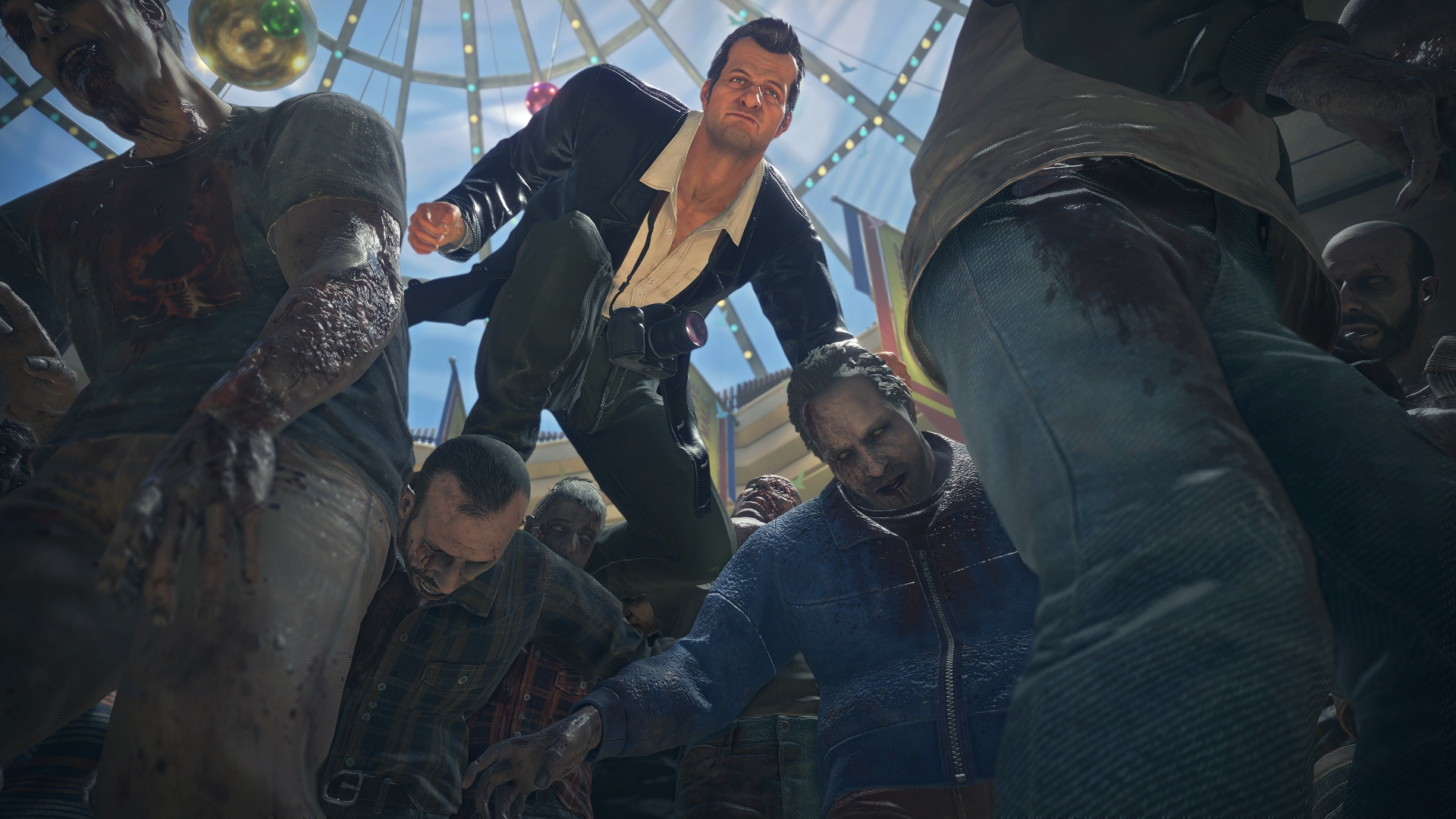 Dead Rising Remaster incelemesi: Capcom'un açık dünya oyunu Dead Rising'de zombilerin üzerinden tırmanan bir adam, Frank West