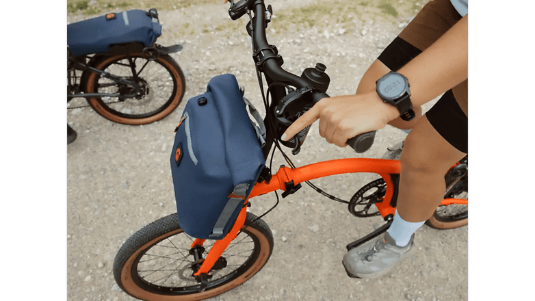 Brompton Electric G Hattı kaldırımda