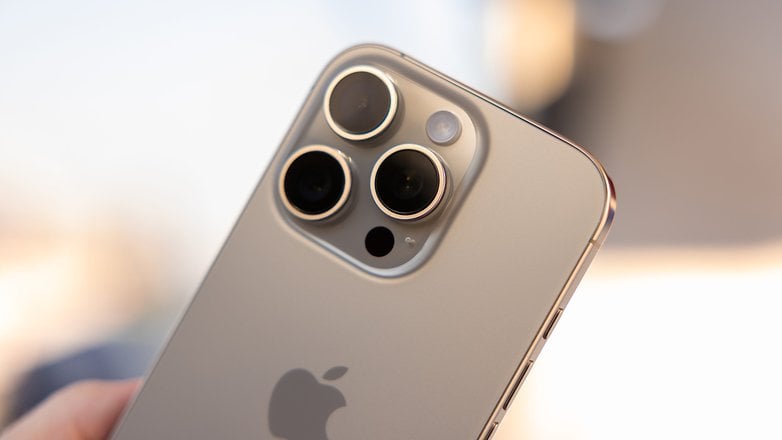 iPhone 16 Pro'nun kameralar dahil üst yarısının arkadan görünümü.