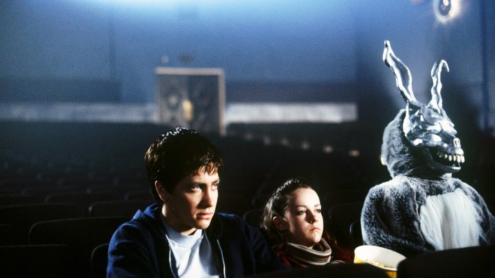 Filmlerde Donnie Darko'daki dev bir tavşanın yanında oturan Donnie ve Gretchen rollerinde Jake Gyllenhaal ve Jena Malone.