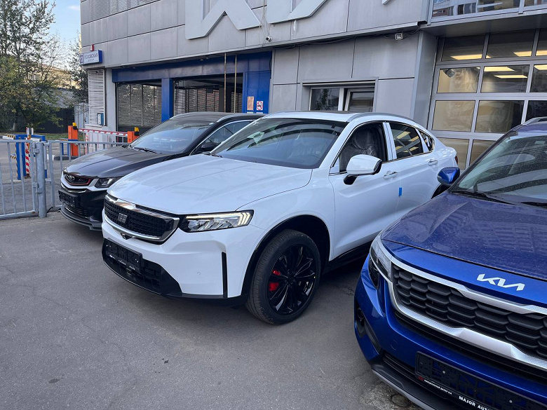 Bu yeni Geely Tugella. Güncellenen crossover bir Rus Geely bayisinde çekildi