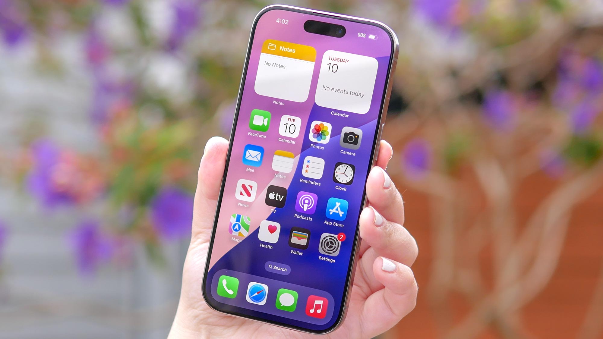 iPhone 16 Pro elde tutulurken gösteriliyor