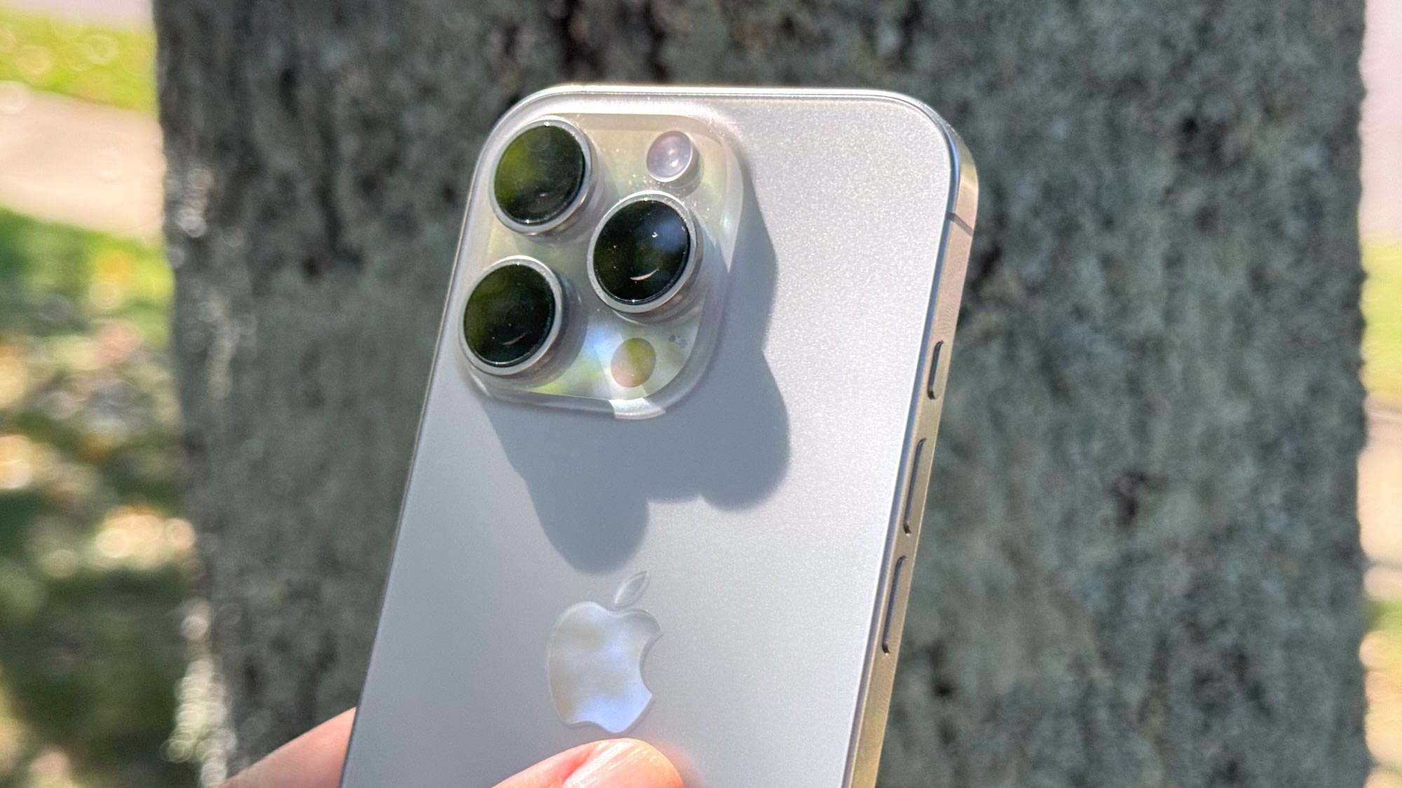 iPhone 16 Pro elde tutulurken gösteriliyor