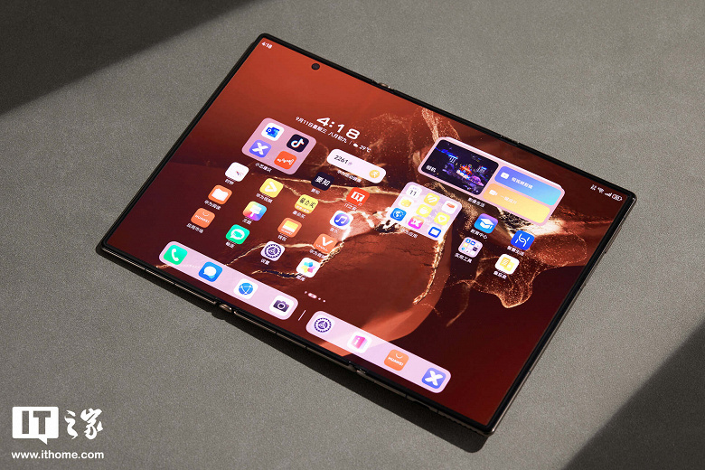 Ne Apple'ın, ne Samsung'un ne de Xiaomi'nin böyle bir akıllı telefonu yok. Üçe katlanabilir Huawei Mate XT Extraordinary Master'ın satışları başladı