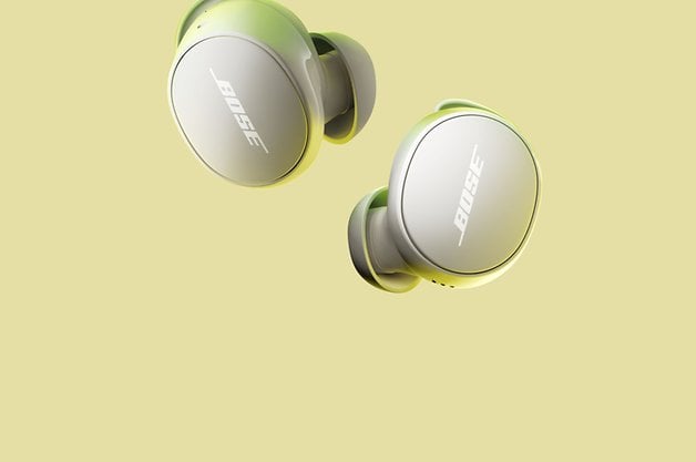 Bose QuietComfort Kulaklık beyaz renkte.