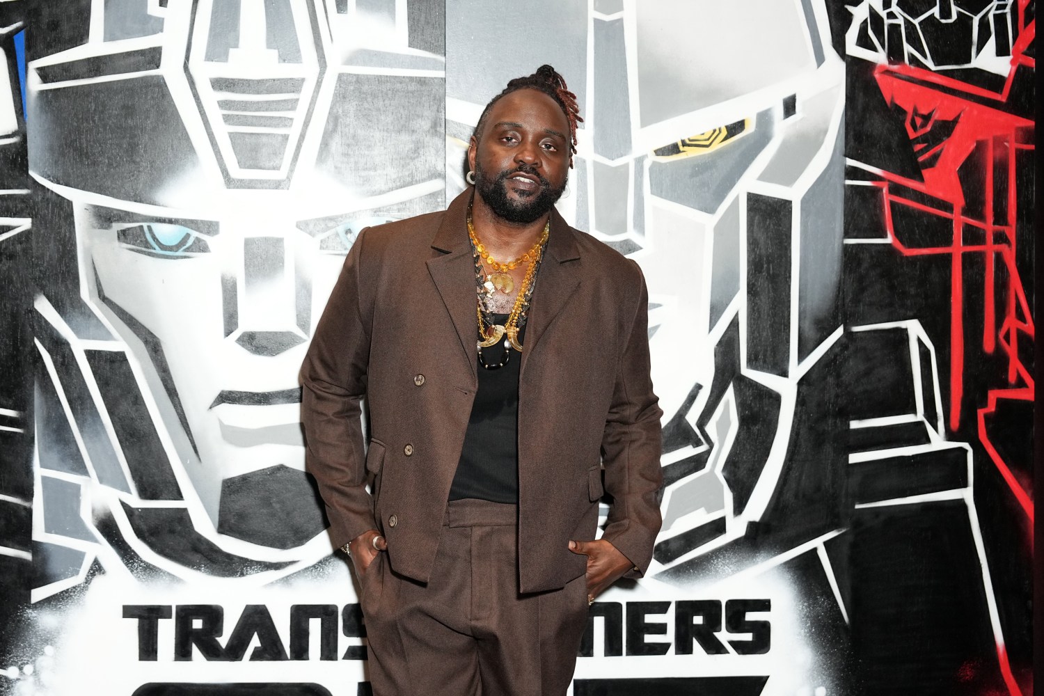 Brian Tyree Henry, Transformers galasında kahverengi bir takım elbiseyle poz veriyor