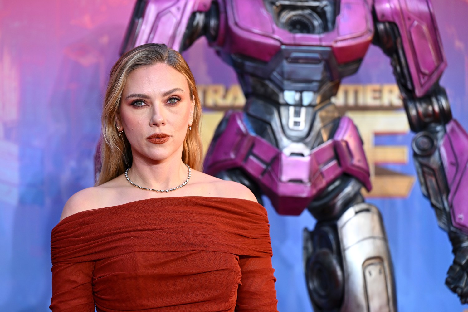 Scarlett Johansson, Transformers One galasında kırmızı bir elbiseyle poz verdi