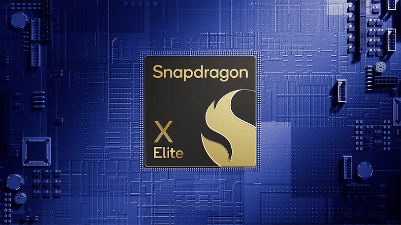 Mavi devre kartı üzerinde bir Snapdragon X Elite işlemci.