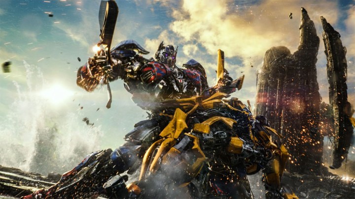 Optimus Prime, Transformers: The Last Knight'ta kılıç kullanıyor.