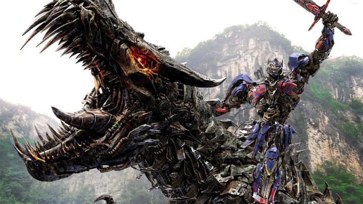 Optimus Prime, Transformers: Age of Extinction'da bir Dinobot'a biniyor.