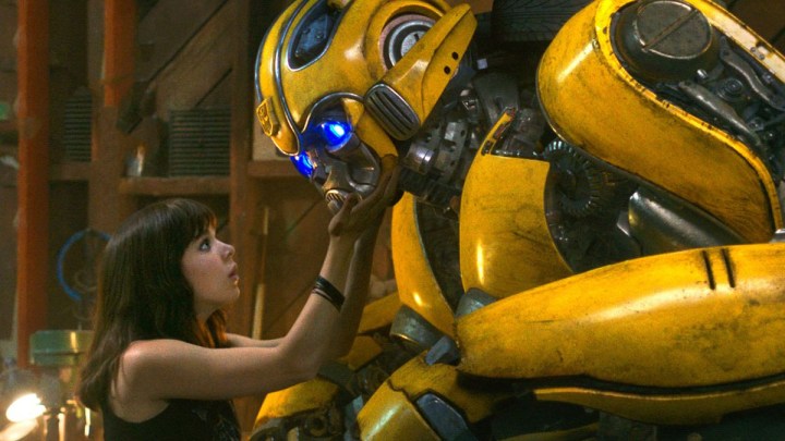 Charlie Watson, Bumblebee'den bir fotoğrafta Bumblebee'ye dokunuyor.