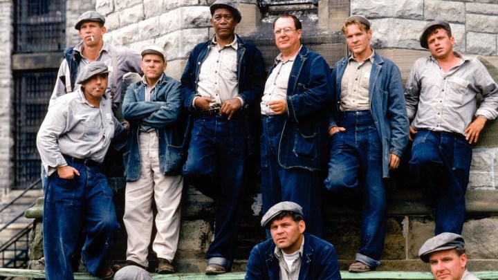 Bir grup mahkum The Shawshank Redemption'da bir fotoğraf için poz veriyor.