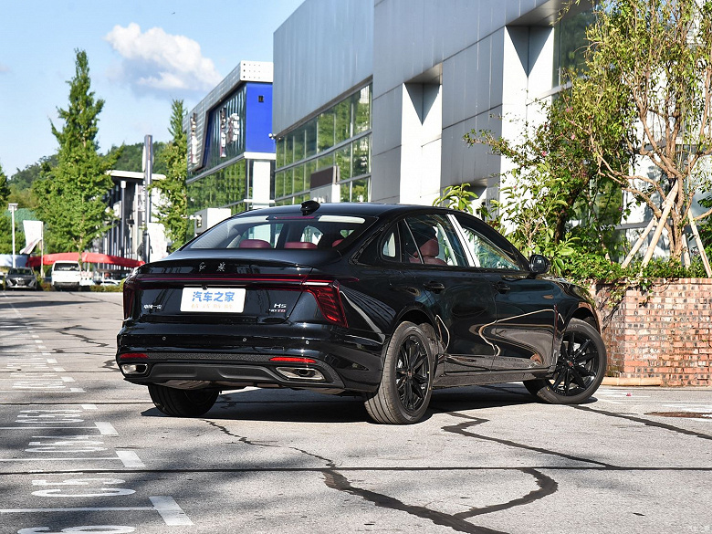 BMW 5 Serisi ve Mercedes-Benz E-Serisi'nin Çin'deki ikamesi güncellendi ancak fiyatı artmadı. Hongqi H5 2025 sunuldu, bu arabanın Rusya'da bekleniyor