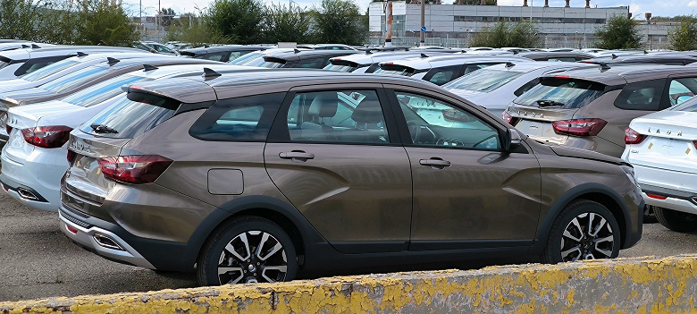 Güncellenen Lada Vesta Life 1,6 milyon rubleye böyle görünecek. Arabanın canlı fotoğrafları