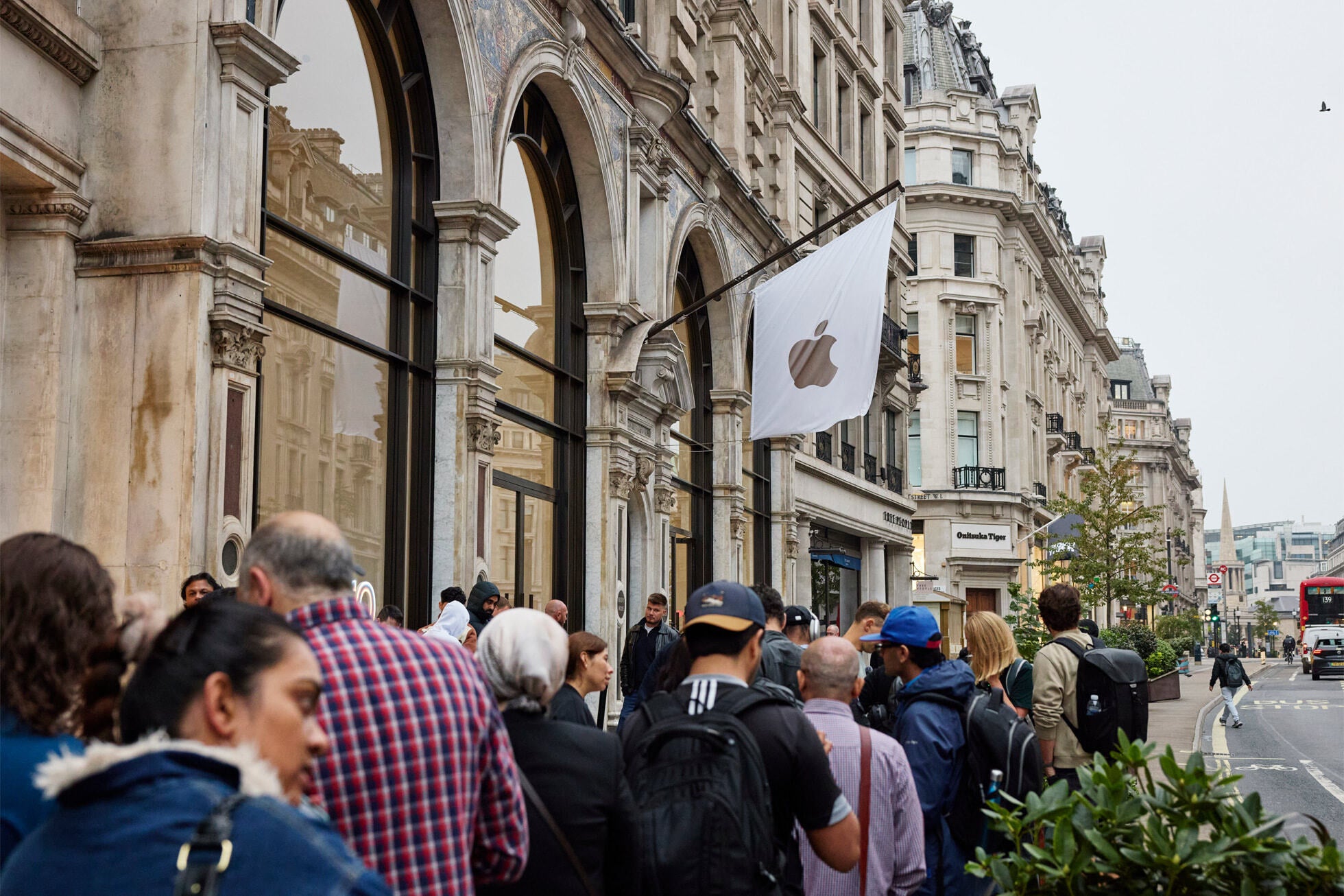 Londra'daki Regent Street'teki Apple Store'a girmek için uzun bir kuyruk oluştu. | Görsel kredisi-Apple - iPhone 16 serisinin piyasaya sürülmesiyle birlikte dünya genelindeki Apple Store'lar geçtiğimiz Cuma günü kalabalıktı