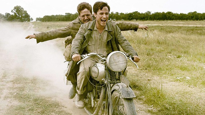 Gael García Bernal ve Rodrigo de la Serna, The Motorcycle Diaries'de motosiklete biniyorlar.