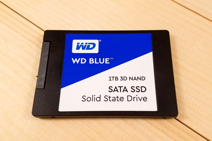 WD Blue 3D NAND SATA SSD masanın üzerinde düz duruyor